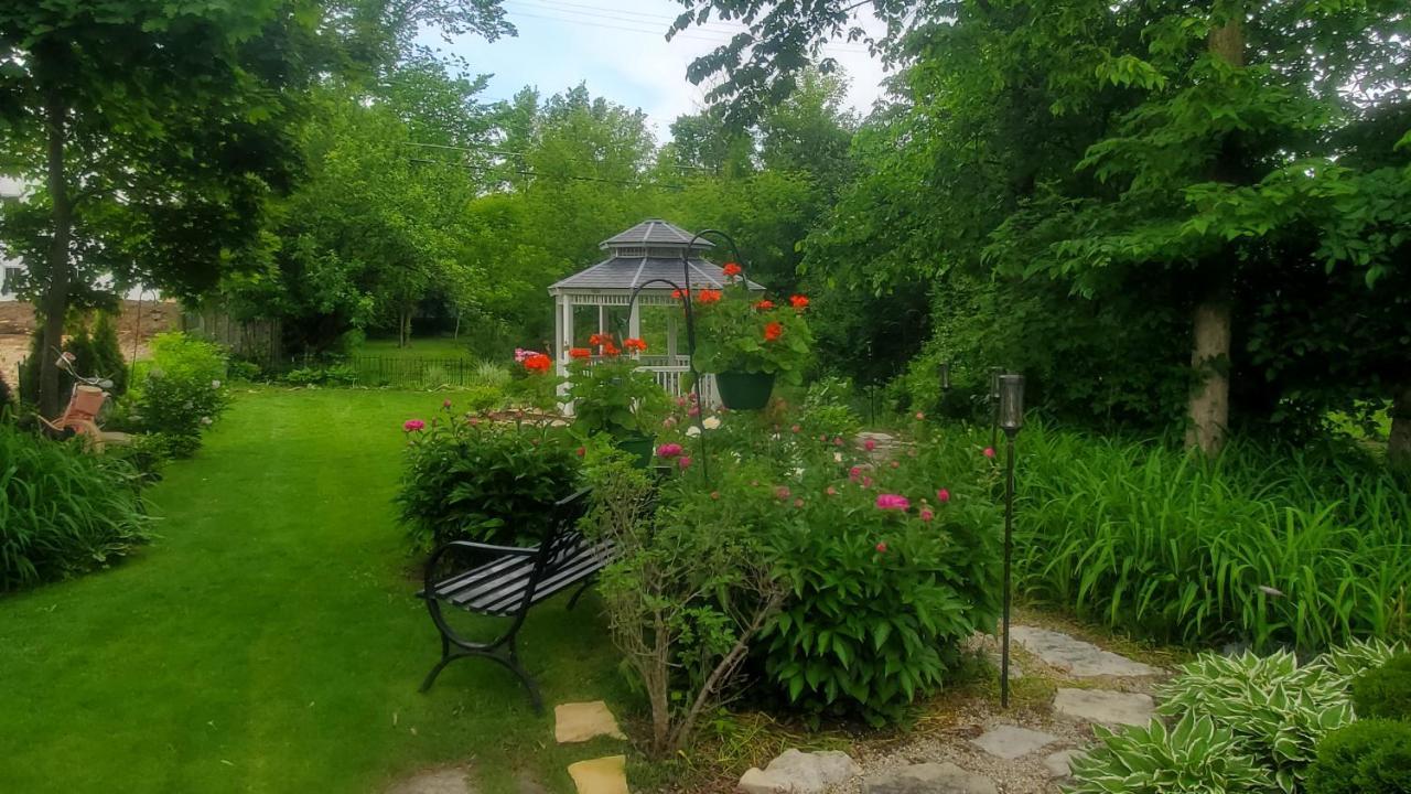 Hotel Lilly Pad Cedarburg Exterior foto