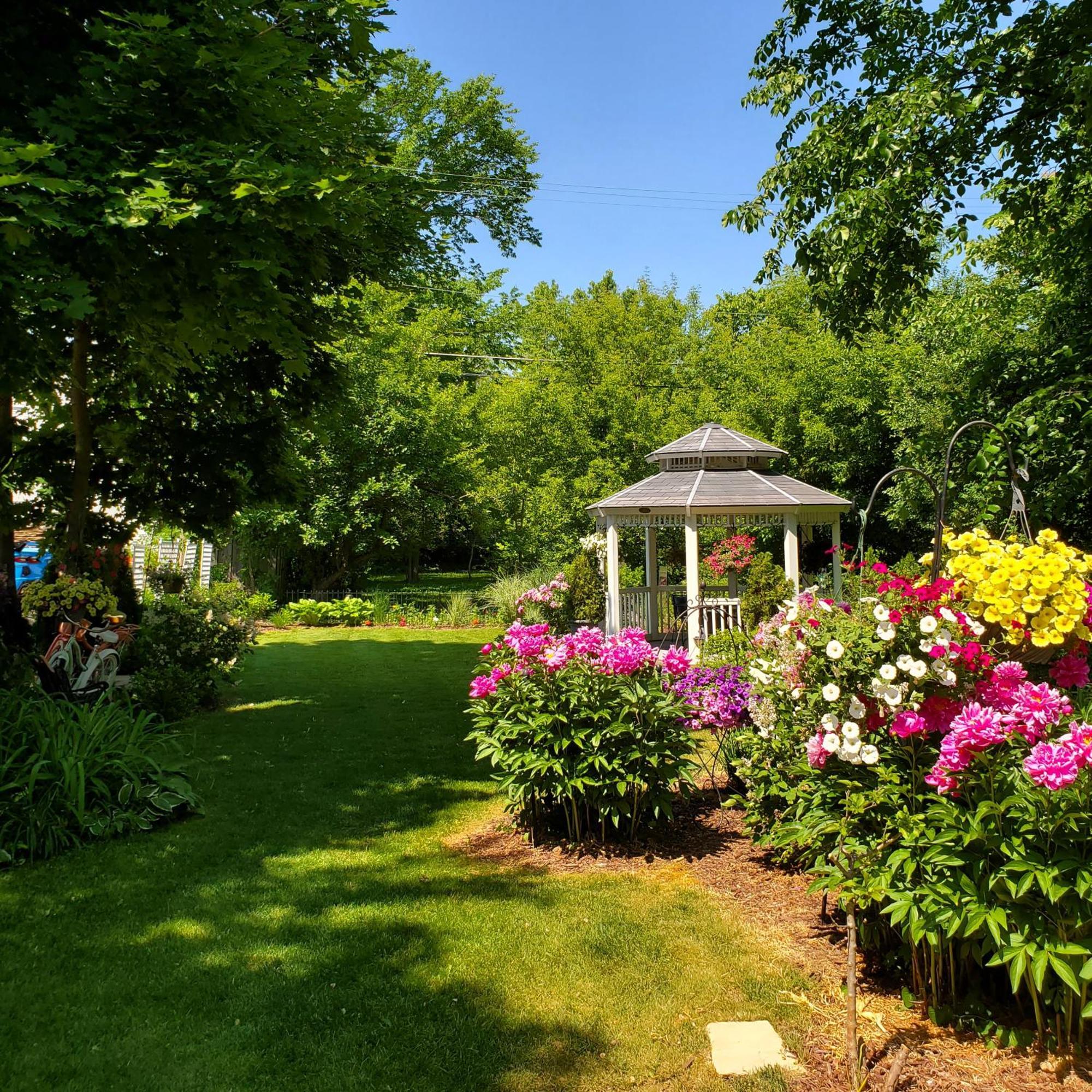 Hotel Lilly Pad Cedarburg Exterior foto
